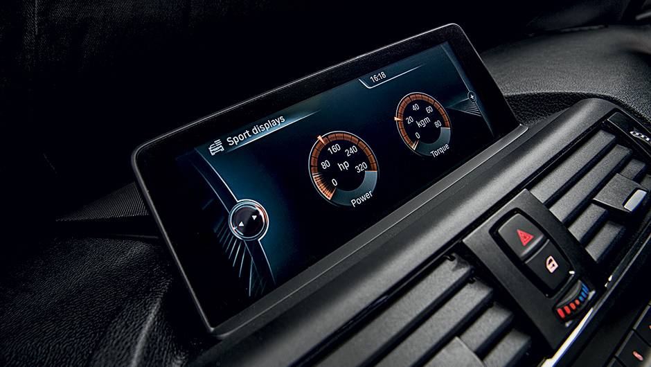 Mostradores exibem pot&ecirc;ncia e torque | <a href="https://beta-develop.quatrorodas.abril.com.br/carros/comparativos/45-amg-x-s3-x-m135i-787525.shtml" rel="migration">Leia mais</a>