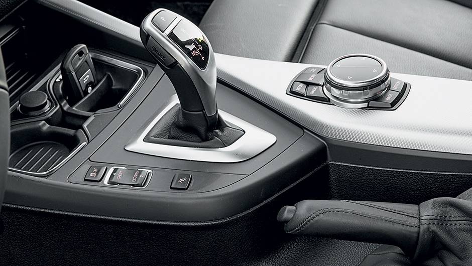 Freio de m&atilde;o aumenta a divers&atilde;o | <a href="https://beta-develop.quatrorodas.abril.com.br/carros/comparativos/45-amg-x-s3-x-m135i-787525.shtml" rel="migration">Leia mais</a>