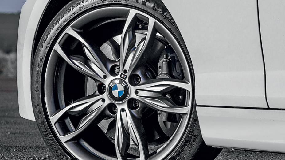 Pneus têm medidas distintas nos eixos | <a href="https://beta-develop.quatrorodas.abril.com.br/carros/comparativos/45-amg-x-s3-x-m135i-787525.shtml" rel="migration">Leia mais</a> Pneus têm medidas distintas nos eixos | <a href="https://beta-develop.quatrorodas.abril.com.br/carros/comparativos/45-amg-x-s3-x-m135i-787525.shtml" rel="migration">Leia mais</a>