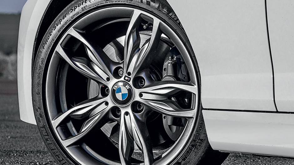 Pneus têm medidas distintas nos eixos | <a href="https://beta-develop.quatrorodas.abril.com.br/carros/comparativos/45-amg-x-s3-x-m135i-787525.shtml" rel="migration">Leia mais</a> Pneus têm medidas distintas nos eixos | <a href="https://beta-develop.quatrorodas.abril.com.br/carros/comparativos/45-amg-x-s3-x-m135i-787525.shtml" rel="migration">Leia mais</a>