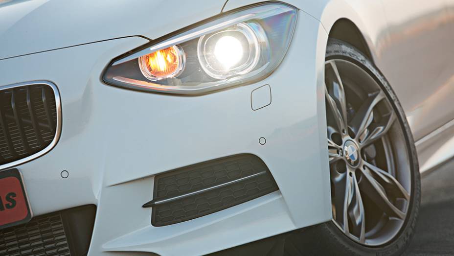 Assinatura visual do M135i é notória | <a href="https://beta-develop.quatrorodas.abril.com.br/carros/comparativos/45-amg-x-s3-x-m135i-787525.shtml" rel="migration">Leia mais</a>