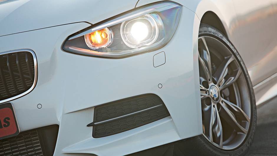 Assinatura visual do M135i &eacute; not&oacute;ria | <a href="https://beta-develop.quatrorodas.abril.com.br/carros/comparativos/45-amg-x-s3-x-m135i-787525.shtml" rel="migration">Leia mais</a>