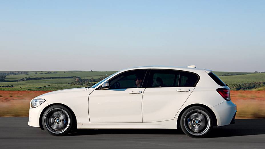 Só o BMW tem tração traseira, o que é uma garantia de diversão | <a href="https://beta-develop.quatrorodas.abril.com.br/carros/comparativos/45-amg-x-s3-x-m135i-787525.shtml" rel="migration">Leia mais</a> Só o BMW tem tração traseira, o que é uma garantia de diversão | <a href="https://beta-develop.quatrorodas.abril.com.br/carros/comparativos/45-amg-x-s3-x-m135i-787525.shtml" rel="migration">Leia mais</a>