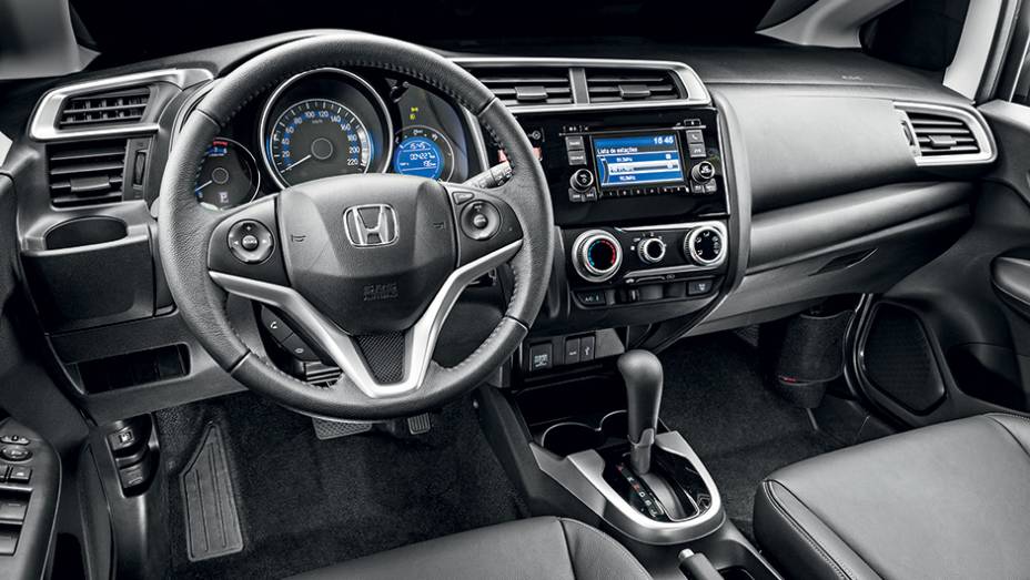 Centro do painel voltado para o piloto: sensação de cockpit | <a href="https://beta-develop.quatrorodas.abril.com.br/carros/testes/honda-fit-exl-1-5-786780.shtml" rel="migration">Leia mais</a>