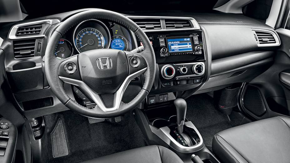Centro do painel voltado para o piloto: sensa&ccedil;&atilde;o de cockpit | <a href="https://beta-develop.quatrorodas.abril.com.br/carros/testes/honda-fit-exl-1-5-786780.shtml" rel="migration">Leia mais</a>