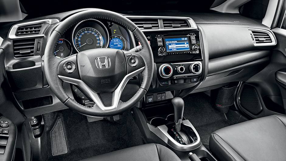Centro do painel voltado para o piloto: sensa&ccedil;&atilde;o de cockpit | <a href="https://beta-develop.quatrorodas.abril.com.br/carros/testes/honda-fit-exl-1-5-786780.shtml" rel="migration">Leia mais</a>
