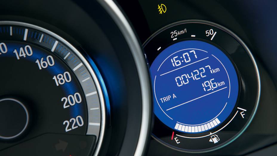 EXL tem computador de bordo vizinho ao veloc&iacute;metro | <a href="https://beta-develop.quatrorodas.abril.com.br/carros/testes/honda-fit-exl-1-5-786780.shtml" rel="migration">Leia mais</a>