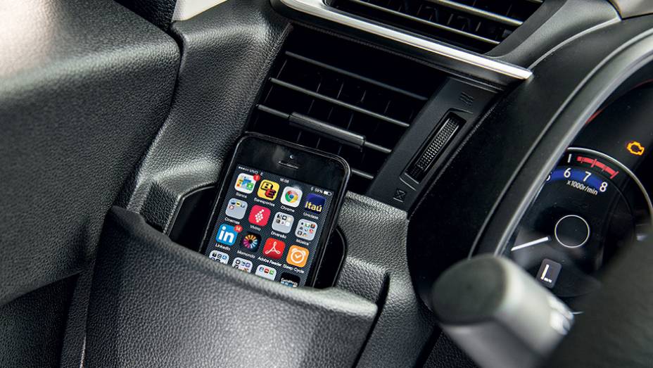 Porta-copo &agrave; esquerda do volante ganhou tampa retr&aacute;til, | <a href="https://beta-develop.quatrorodas.abril.com.br/carros/testes/honda-fit-exl-1-5-786780.shtml" rel="migration">Leia mais</a>