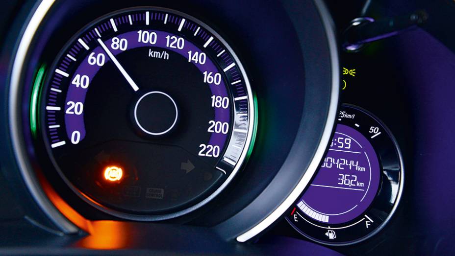 Laterais do veloc&iacute;metro mudam de cor conforme a tocada | <a href="https://beta-develop.quatrorodas.abril.com.br/carros/testes/honda-fit-exl-1-5-786780.shtml" rel="migration">Leia mais</a>