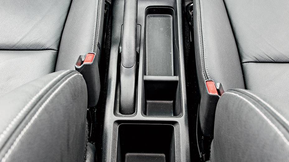 M&uacute;ltiplos porta-objetos facilitam a vida a bordo | <a href="https://beta-develop.quatrorodas.abril.com.br/carros/testes/honda-fit-exl-1-5-786780.shtml" rel="migration">Leia mais</a>