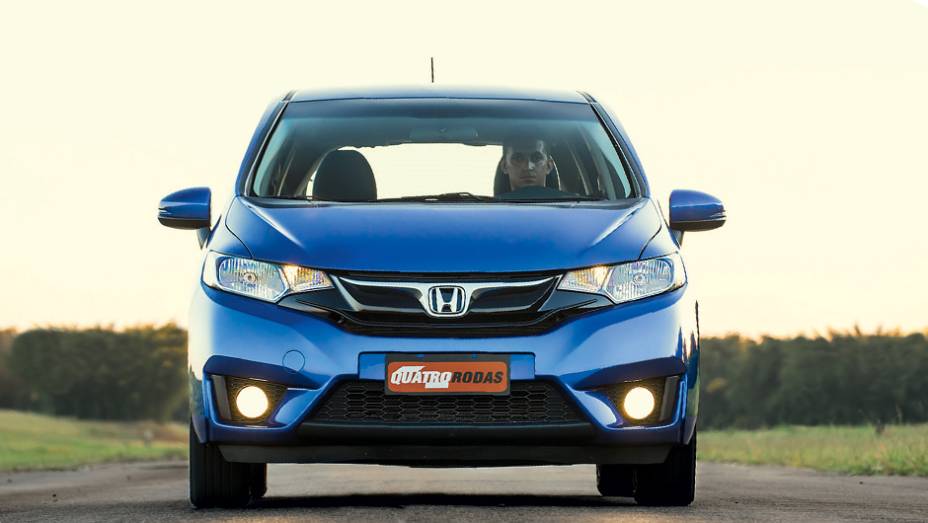 Faróis de dupla parábola ficaram de fora do Fit brasileiro | <a href="https://beta-develop.quatrorodas.abril.com.br/carros/testes/honda-fit-exl-1-5-786780.shtml" rel="migration">Leia mais</a>