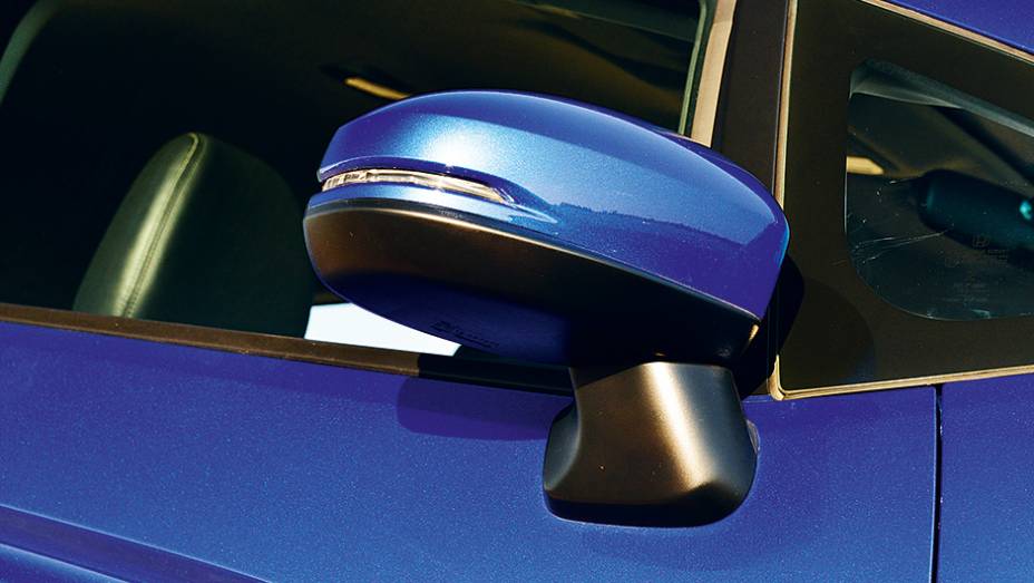  pisca no retrovisor: exclusividades do Fit EXL | <a href="https://beta-develop.quatrorodas.abril.com.br/carros/testes/honda-fit-exl-1-5-786780.shtml" rel="migration">Leia mais</a>