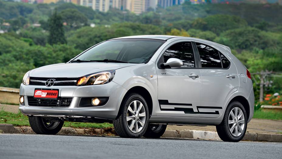 Só rodas e faixas decorativas dão cara própria à versão S | <a href="https://beta-develop.quatrorodas.abril.com.br/carros/impressoes/jac-j3-s-785154.shtml" rel="migration">Leia mais</a> Só rodas e faixas decorativas dão cara própria à versão S | <a href="https://beta-develop.quatrorodas.abril.com.br/carros/impressoes/jac-j3-s-785154.shtml" rel="migration">Leia mais</a>