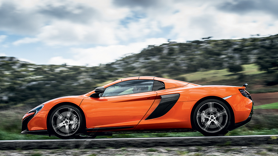 O McLaren convers&iacute;vel fica com jeit&atilde;o de cup&ecirc; com a capota r&iacute;gida | <a href="https://beta-develop.quatrorodas.abril.com.br/carros/impressoes/mclaren-650s-787311.shtml" rel="migration">Leia mais</a>