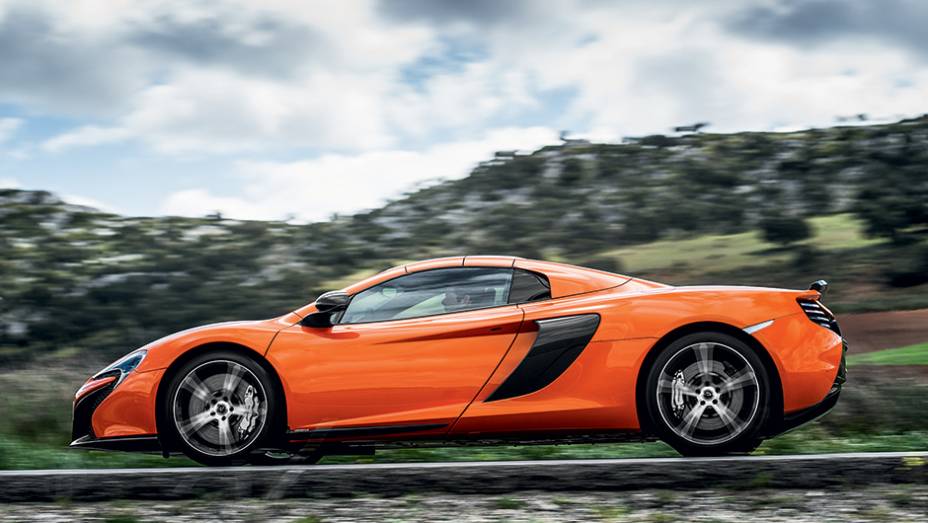 O McLaren conversível fica com jeitão de cupê com a capota rígida | <a href="https://beta-develop.quatrorodas.abril.com.br/carros/impressoes/mclaren-650s-787311.shtml" rel="migration">Leia mais</a>