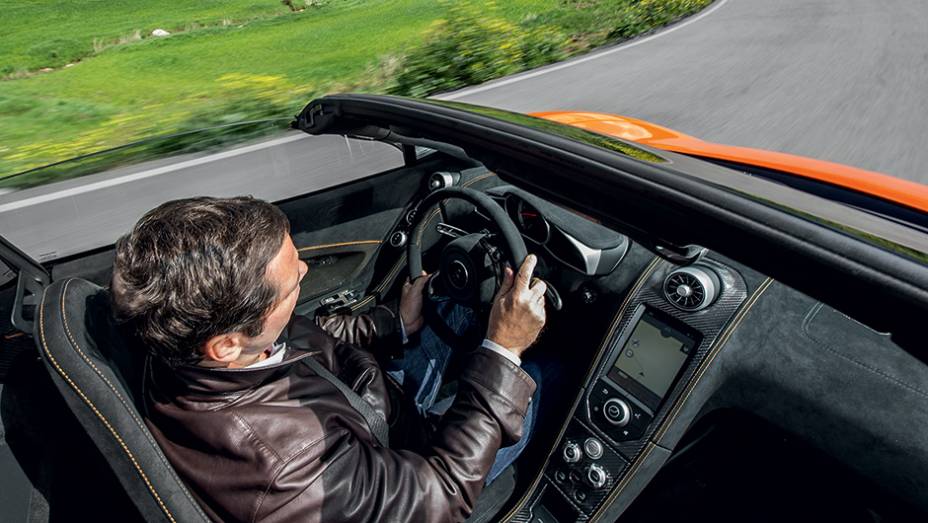 Sem ela, o piloto pode sentir no rosto as velocidades acima de 300 km/h | <a href="https://beta-develop.quatrorodas.abril.com.br/carros/impressoes/mclaren-650s-787311.shtml" rel="migration">Leia mais</a> Sem ela, o piloto pode sentir no rosto as velocidades acima de 300 km/h | <a href="https://beta-develop.quatrorodas.abril.com.br/carros/impressoes/mclaren-650s-787311.shtml" rel="migration">Leia mais</a>