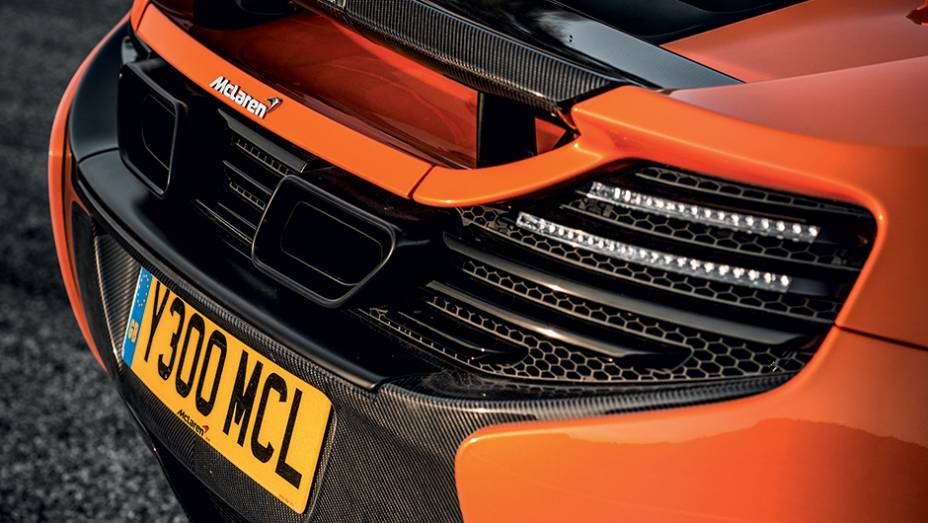 Escapes ficam escondidos no painel traseiro | <a href="https://beta-develop.quatrorodas.abril.com.br/carros/impressoes/mclaren-650s-787311.shtml" rel="migration">Leia mais</a>