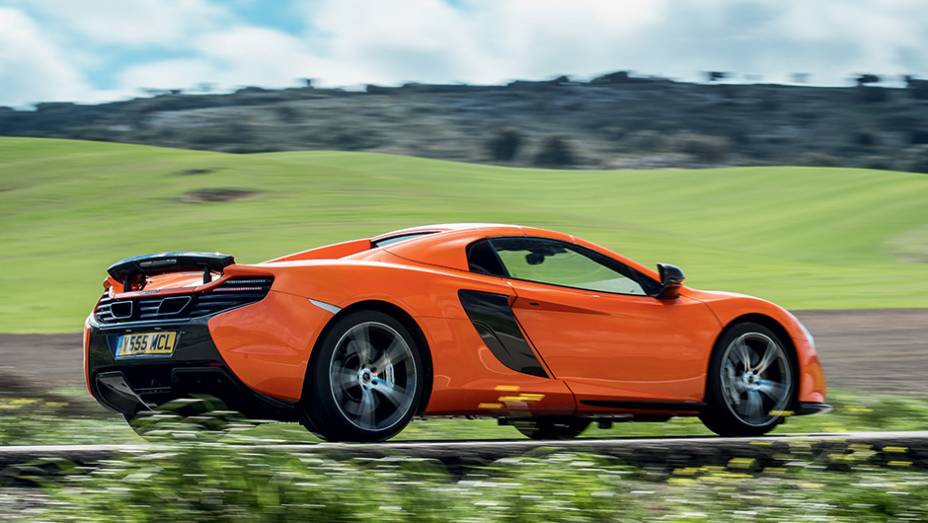 Asa traseira trabalha como o DRS da F-1 | <a href="https://beta-develop.quatrorodas.abril.com.br/carros/impressoes/mclaren-650s-787311.shtml" rel="migration">Leia mais</a>