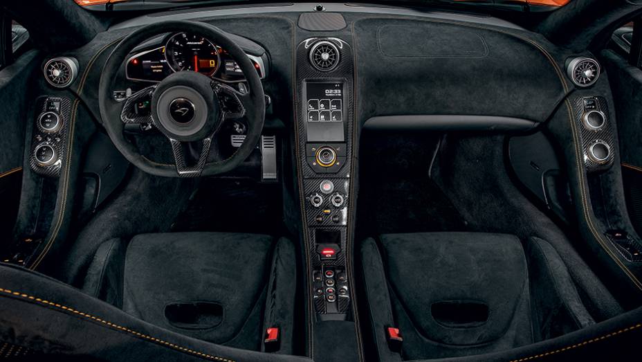 Interior com muito revestimento Alcantara e fibra de carbono | <a href="https://beta-develop.quatrorodas.abril.com.br/carros/impressoes/mclaren-650s-787311.shtml" rel="migration">Leia mais</a>