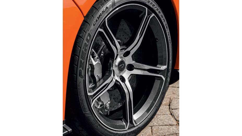 Rodas aro 19 na frente | <a href="https://beta-develop.quatrorodas.abril.com.br/carros/impressoes/mclaren-650s-787311.shtml" rel="migration">Leia mais</a> Rodas aro 19 na frente | <a href="https://beta-develop.quatrorodas.abril.com.br/carros/impressoes/mclaren-650s-787311.shtml" rel="migration">Leia mais</a>