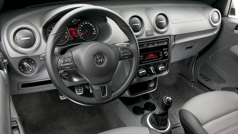 Volante multifuncional é o destaque da cabine | <a href="https://beta-develop.quatrorodas.abril.com.br/carros/comparativos/saveiro-x-strada-787696.shtml" rel="migration">Leia mais</a> Volante multifuncional é o destaque da cabine | <a href="https://beta-develop.quatrorodas.abril.com.br/carros/comparativos/saveiro-x-strada-787696.shtml" rel="migration">Leia mais</a>