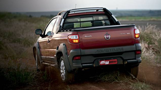 Logotipo Fiat é a maçaneta que abre tampa da caçamba | <a href="https://beta-develop.quatrorodas.abril.com.br/carros/comparativos/saveiro-x-strada-787696.shtml" rel="migration">Leia mais</a> Logotipo Fiat é a maçaneta que abre tampa da caçamba | <a href="https://beta-develop.quatrorodas.abril.com.br/carros/comparativos/saveiro-x-strada-787696.shtml" rel="migration">Leia mais</a>