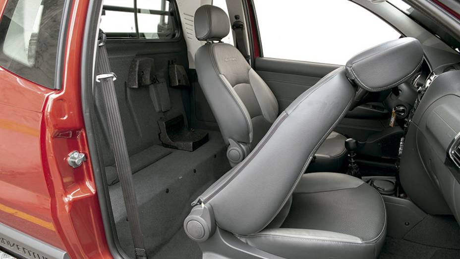 Suporte para levar o estepe na cabine é opcional | <a href="https://beta-develop.quatrorodas.abril.com.br/carros/comparativos/saveiro-x-strada-787696.shtml" rel="migration">Leia mais</a> Suporte para levar o estepe na cabine é opcional | <a href="https://beta-develop.quatrorodas.abril.com.br/carros/comparativos/saveiro-x-strada-787696.shtml" rel="migration">Leia mais</a>