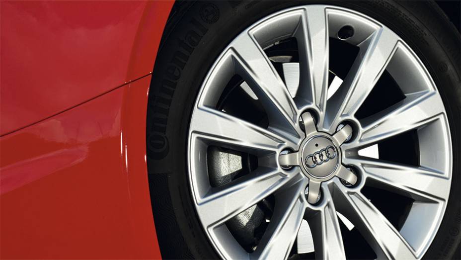 Pneus de perfil m&eacute;dio garantem conforto de rodagem | <a href="https://beta-develop.quatrorodas.abril.com.br/reportagens/geral/vale-esperar-audi-a3-sedan-nacional-792695.shtml" rel="migration">Leia mais</a>