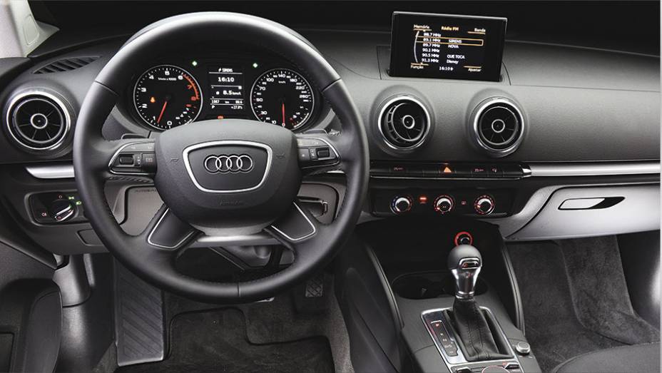 Na cabine, ar-condicionado possui ajuste manual | <a href="https://beta-develop.quatrorodas.abril.com.br/reportagens/geral/vale-esperar-audi-a3-sedan-nacional-792695.shtml" rel="migration">Leia mais</a>