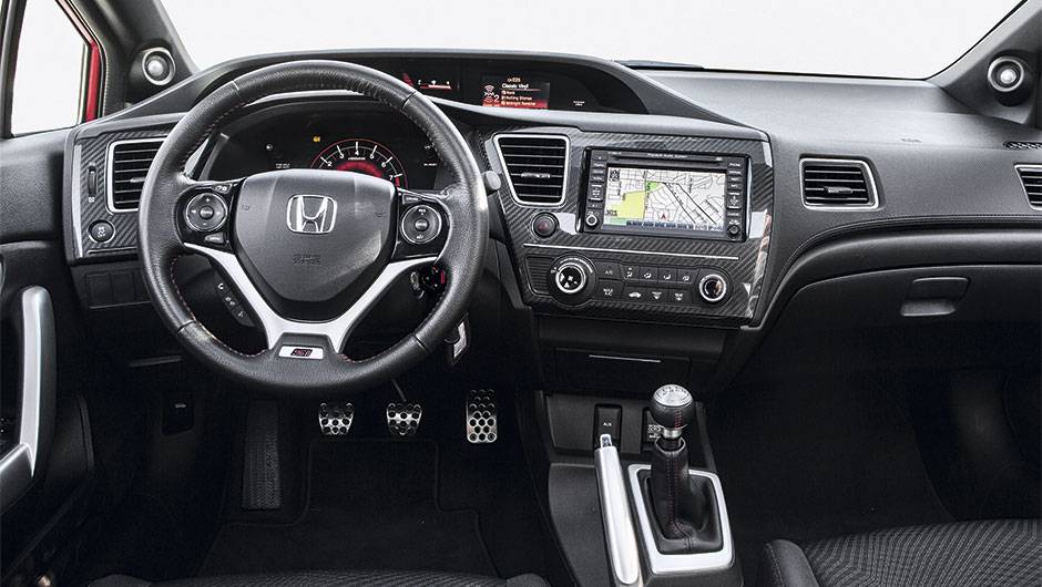 Dianteira tem desenho mais alinhado &agrave; nova linguagem de estilo da Honda | <a href="https://beta-develop.quatrorodas.abril.com.br/reportagens/geral/vale-esperar-honda-civic-si-795078.shtml" rel="migration">Leia mais</a>