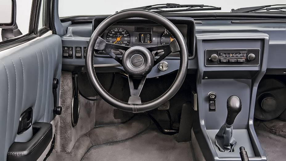 Interior simples, com instrumentos herdados do Escort XR3 | <a href="https://beta-develop.quatrorodas.abril.com.br/carros/classicos-brasileiros/miura-kabrio-791967.shtml" rel="migration">Leia mais</a>