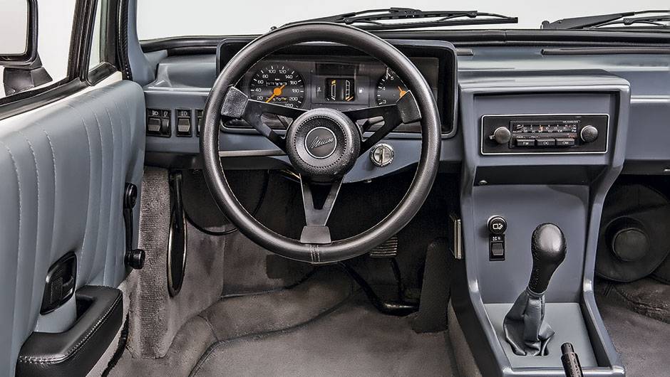 Interior simples, com instrumentos herdados do Escort XR3 | <a href="https://beta-develop.quatrorodas.abril.com.br/carros/classicos-brasileiros/miura-kabrio-791967.shtml" rel="migration">Leia mais</a> Interior simples, com instrumentos herdados do Escort XR3 | <a href="https://beta-develop.quatrorodas.abril.com.br/carros/classicos-brasileiros/miura-kabrio-791967.shtml" rel="migration">Leia mais</a>