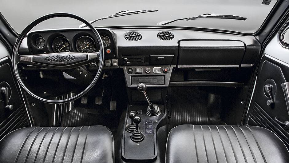 Os engates da reduzida e do bloqueio de diferencial eram por alavanca | <a href="https://beta-develop.quatrorodas.abril.com.br/carros/classicos-grandescarros/lada-niva-793595.shtml" rel="migration">Leia mais</a> Os engates da reduzida e do bloqueio de diferencial eram por alavanca | <a href="https://beta-develop.quatrorodas.abril.com.br/carros/classicos-grandescarros/lada-niva-793595.shtml" rel="migration">Leia mais</a>