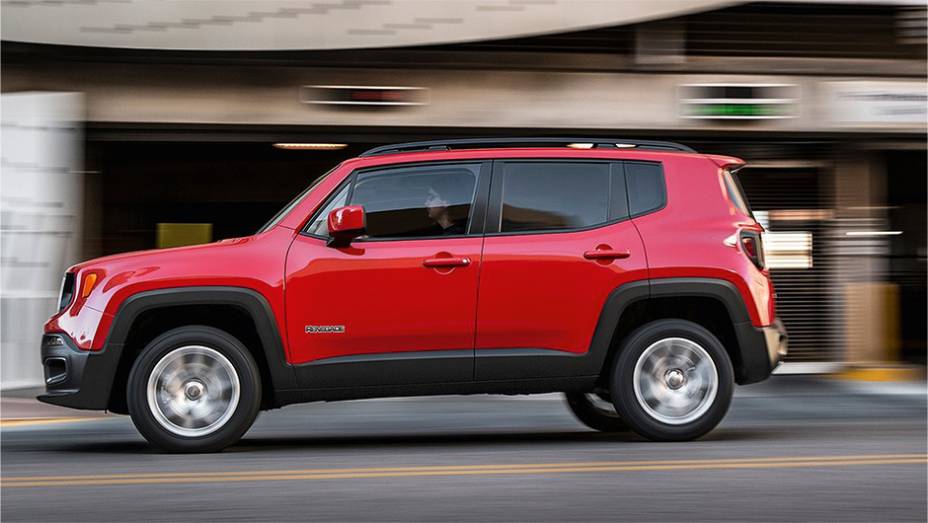 Coluna traseira larga e quadrada lembra o primo distante Fiat Uno | <a href="https://beta-develop.quatrorodas.abril.com.br/reportagens/geral/vale-esperar-jeep-renegade-791986.shtml" rel="migration">Leia mais</a>