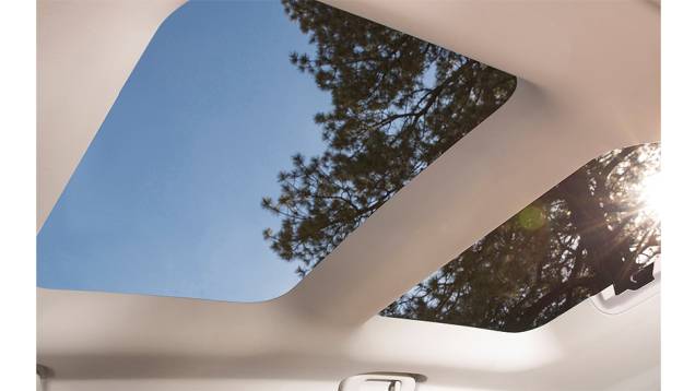 Teto solar bipartido contempla as duas filas de assentos | <a href="https://beta-develop.quatrorodas.abril.com.br/reportagens/geral/vale-esperar-jeep-renegade-791986.shtml" rel="migration">Leia mais</a> Teto solar bipartido contempla as duas filas de assentos | <a href="https://beta-develop.quatrorodas.abril.com.br/reportagens/geral/vale-esperar-jeep-renegade-791986.shtml" rel="migration">Leia mais</a>