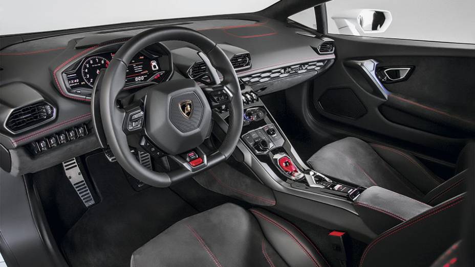 A ideia estilística dos hexágonos está espalhada pelo interior do esportivo | <a href="https://beta-develop.quatrorodas.abril.com.br/carros/impressoes/lamborghini-huracan-795058.shtml" rel="migration">Leia mais</a>