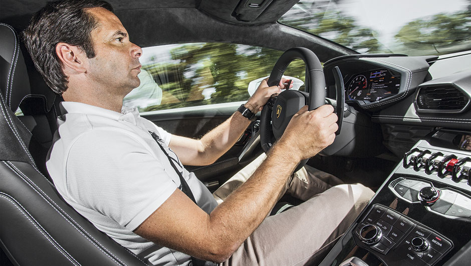 Qual a diferença entre a direção elétrica e a hidráulica?