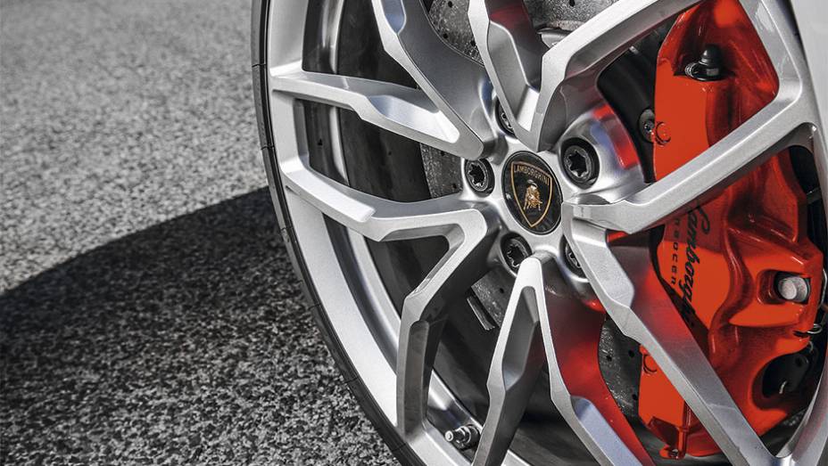 Rodas têm 20 polegadas | <a href="https://beta-develop.quatrorodas.abril.com.br/carros/impressoes/lamborghini-huracan-795058.shtml" rel="migration">Leia mais</a>