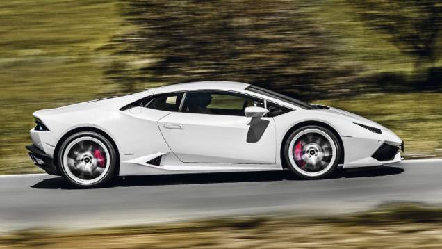 De lado, o Huracán continua seguindo a escola Lamborghini: perfil muito baixo e para-brisa com a mesma inclinação do capô | <a href="https://beta-develop.quatrorodas.abril.com.br/carros/impressoes/lamborghini-huracan-795058.shtml" rel="migration">Leia mais</a> De lado, o Huracán continua seguindo a escola Lamborghini: perfil muito baixo e para-brisa com a mesma inclinação do capô | <a href="https://beta-develop.quatrorodas.abril.com.br/carros/impressoes/lamborghini-huracan-795058.shtml" rel="migration">Leia mais</a>