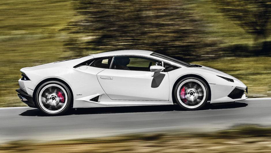 De lado, o Huracán continua seguindo a escola Lamborghini: perfil muito baixo e para-brisa com a mesma inclinação do capô | <a href="https://beta-develop.quatrorodas.abril.com.br/carros/impressoes/lamborghini-huracan-795058.shtml" rel="migration">Leia mais</a> De lado, o Huracán continua seguindo a escola Lamborghini: perfil muito baixo e para-brisa com a mesma inclinação do capô | <a href="https://beta-develop.quatrorodas.abril.com.br/carros/impressoes/lamborghini-huracan-795058.shtml" rel="migration">Leia mais</a>