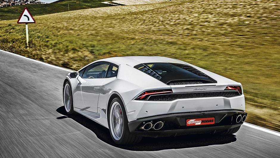 Tra&ccedil;&atilde;o atua nas quatro rodas: em condi&ccedil;&otilde;es normais, 70% da for&ccedil;a do motor est&aacute; na traseira, mas pode variar de 50% a 100% | <a href="https://beta-develop.quatrorodas.abril.com.br/carros/impressoes/lamborghini-huracan-795058.shtml" rel="migration">Leia mais</a>