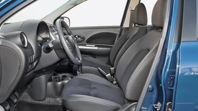 Bancos t&ecirc;m novo padr&atilde;o de tecido em dois tons. H&aacute; ajuste de altura para volante e assento do motorista | <a href="https://beta-develop.quatrorodas.abril.com.br/carros/testes/nissan-march-792698.shtml" rel="migration">Leia mais</a>