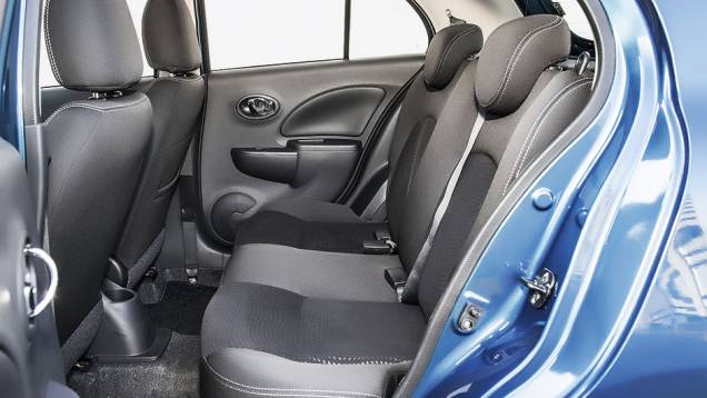 Atr&aacute;s, o encosto &eacute; rebat&iacute;vel, mas inteiri&ccedil;o | <a href="https://beta-develop.quatrorodas.abril.com.br/carros/testes/nissan-march-792698.shtml" rel="migration">Leia mais</a>