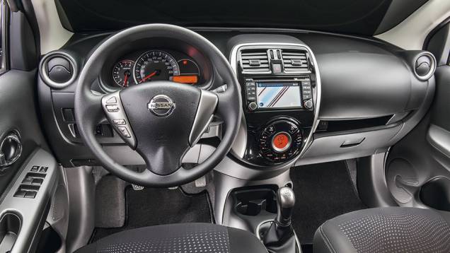 Volante e parte central do painel foram alterados | <a href="https://beta-develop.quatrorodas.abril.com.br/carros/testes/nissan-march-792698.shtml" rel="migration">Leia mais</a> Volante e parte central do painel foram alterados | <a href="https://beta-develop.quatrorodas.abril.com.br/carros/testes/nissan-march-792698.shtml" rel="migration">Leia mais</a>