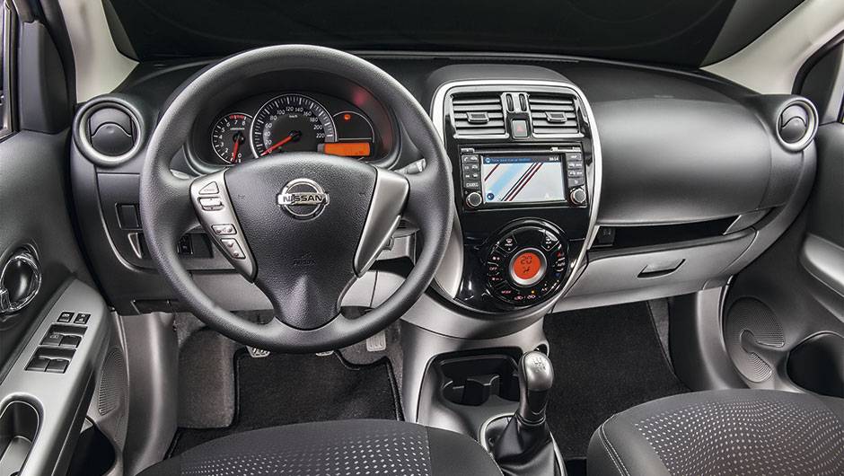 Volante e parte central do painel foram alterados | <a href="https://beta-develop.quatrorodas.abril.com.br/carros/testes/nissan-march-792698.shtml" rel="migration">Leia mais</a> Volante e parte central do painel foram alterados | <a href="https://beta-develop.quatrorodas.abril.com.br/carros/testes/nissan-march-792698.shtml" rel="migration">Leia mais</a>