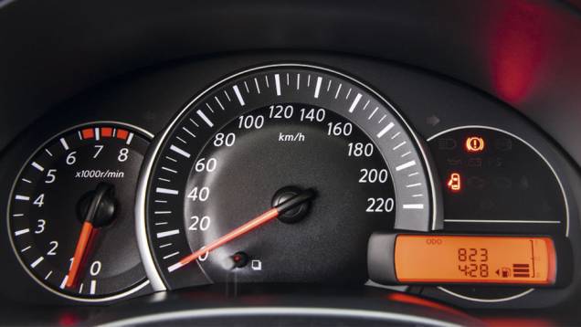Quadro de instrumentos &eacute; b&aacute;sico, mas de f&aacute;cil leitura | <a href="https://beta-develop.quatrorodas.abril.com.br/carros/testes/nissan-march-792698.shtml" rel="migration">Leia mais</a>