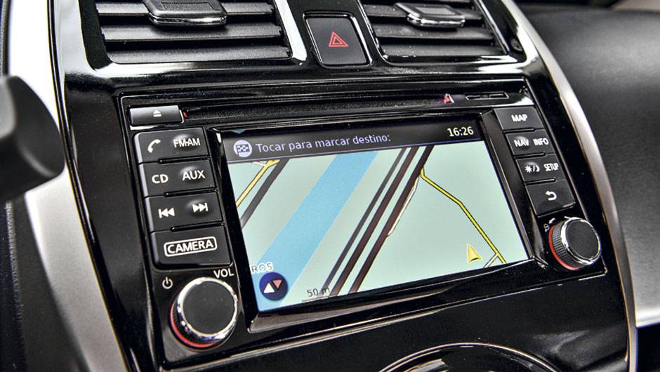 Central multimídia tem GPS | <a href="https://beta-develop.quatrorodas.abril.com.br/carros/testes/nissan-march-792698.shtml" rel="migration">Leia mais</a> Central multimídia tem GPS | <a href="https://beta-develop.quatrorodas.abril.com.br/carros/testes/nissan-march-792698.shtml" rel="migration">Leia mais</a>