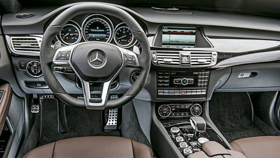 No painel, central multimídia com relógio suíço da marca IWC | <a href="https://beta-develop.quatrorodas.abril.com.br/carros/impressoes/mercedes-benz-cls-63-amg-shooting-brake-795060.shtml" rel="migration">Leia mais</a>