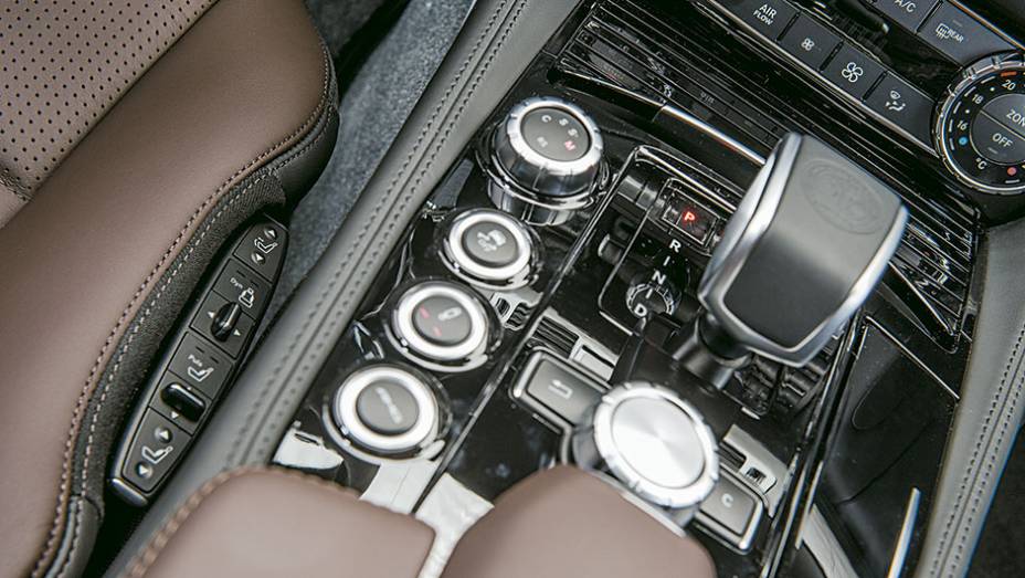 Na alavanca do c&acirc;mbio, o capricho do logotipo AMG em relevo no couro | <a href="https://beta-develop.quatrorodas.abril.com.br/carros/impressoes/mercedes-benz-cls-63-amg-shooting-brake-795060.shtml" rel="migration">Leia mais</a>