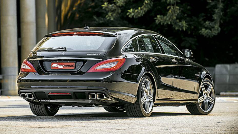 Teto descendente limita espaço atrás, mas realça esportividade | <a href="https://beta-develop.quatrorodas.abril.com.br/carros/impressoes/mercedes-benz-cls-63-amg-shooting-brake-795060.shtml" rel="migration">Leia mais</a>